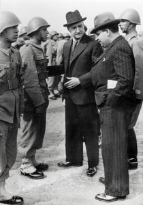 Antonio de Oliveira Salazar (1888-1970), dictator van Portugal van 1932 tot 1968, inspecteert de troepen tijdens een bezoek aan de Azoren, 5 april 1941