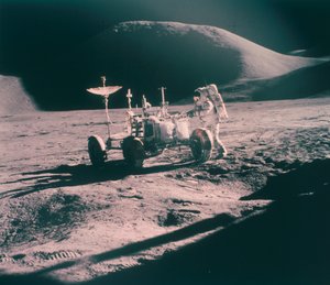 Apollo 15 astronaut James Irwin met de Lunar Rover, augustus 1971 door Unbekannt