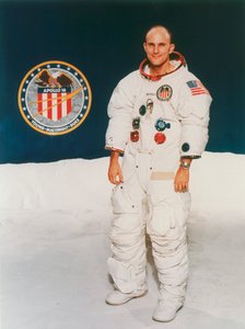 Apollo 16 astronaut Thomas Mattingly in ruimtepak, 1971 door Unbekannt