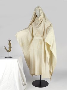 Arabische gewaden en een hoofdtooi, bekend als een keffiyah, behorend tot T E Lawrence