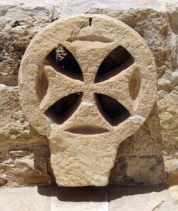 Architectonisch raamdetail van een Byzantijnse kerk in het Judea en Samaria gebied, Westelijke Jordaanoever