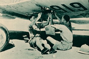 Bewapening sectie aan het werk, 1940 door Unbekannt