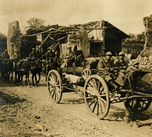 Artillerie die door Beauzée trekt, Noord-Frankrijk, ca. 1914-1918 door Unbekannt