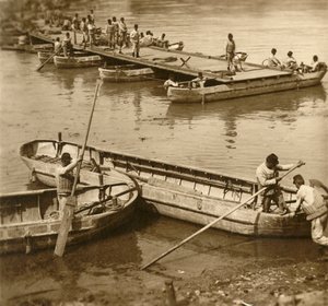 Samenstellen van een pontonbrug, c1914-c1918 door Unbekannt