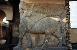 Assyrische kunst: gevleugelde stier, bewaker van de ingang van het paleis, sculptuur door Unbekannt