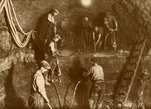 Aan het Werk aan de Nieuwe Mersey Tunnel, ca. 1930 door Unbekannt
