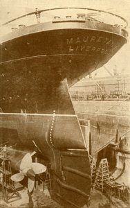 Aan het werk aan de achtersteven van de Mauretania, in droogdok, ca. 1930 door Unbekannt