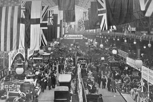 Op een autotentoonstelling, Agricultural Hall, Islington, Londen door Unbekannt