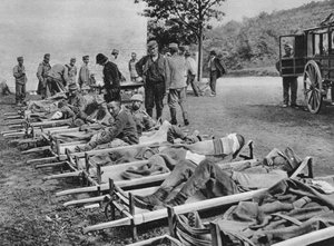 Oostenrijkse soldaten op weg naar het ziekenhuis, Slag bij de Isonzo, Eerste Wereldoorlog, 1915 door Unbekannt
