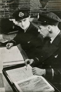 BOAC navigatieofficieren maken een vluchtplan, Tweede Wereldoorlog, ca. 1939-1944 door Unbekannt