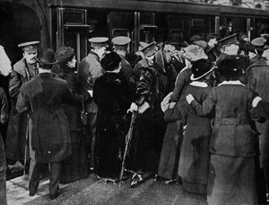 Terug naar de loopgraven vanaf Victoria Station, Londen, 1915