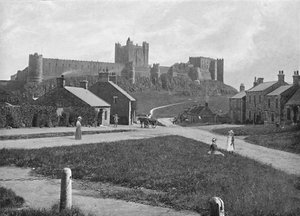Bamborough Castle, vanuit het dorp, c1896