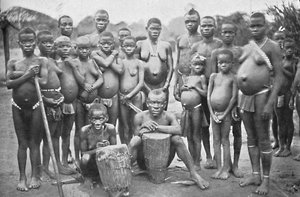 Bambute Pygmeeën groep met twee Walese vrouwen, 1902 door Unbekannt