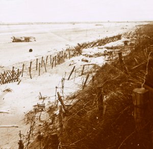 Prikkeldraadversperringen op het strand, Nieuwpoort-Bad, Vlaanderen, België, ca. 1914-1918