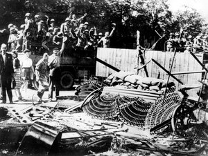 Barricades opgetrokken nabij de Place de la Concorde, Parijs, augustus 1944 door Unbekannt