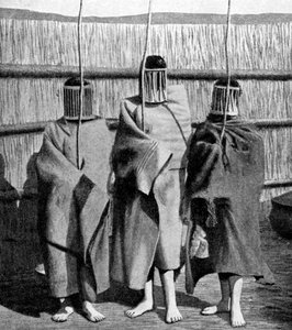 Basuto meisjesbruiden tijdens een periode van inwijding in de volwassen stamgemeenschap, Lesotho, 1922 door Unbekannt