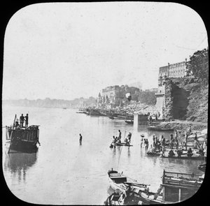 Badplaats bij Benares, India, eind 19e of begin 20e eeuw door Unbekannt