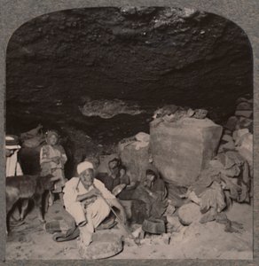 Bedoeïenen grot-bewoners in hun grotten, c1900
