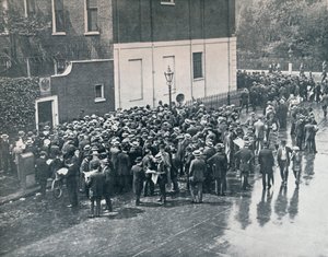 Voor Engeland de oorlog verklaarde: Duitse reservisten wachten buiten het Duitse consulaat in Londen, 1914