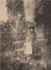 Berthe Morisot, haar man Eugène Manet en hun dochter, Julie, ca. 1881 door Unbekannt