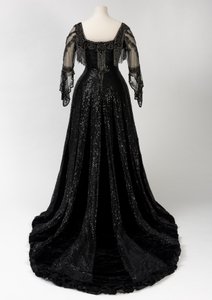 Zwarte avondjurk gedragen door Koningin Alexandra, met kralen- en paillettenversiering en de handtekening van Koningin Alexandra, gemaakt door Barolet van Knightsbridge, Londen 1908-1910 door Unbekannt