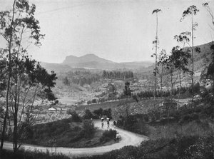 Uitzicht vanaf de Ramboda-pas naar het zuidoosten op Nuwara Eliya en de Hakgalla-rots, 1926