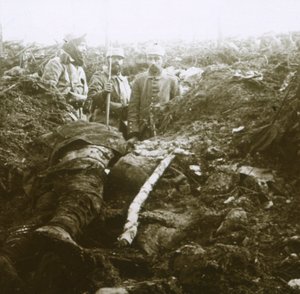 Lichamen en gevangenen, Les Éparges, Noord-Frankrijk, 1915 door Unbekannt