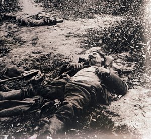 Lichamen van dode soldaten, ca. 1914-ca. 1918 door Unbekannt