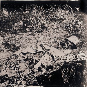 Lichaam van dode Duitse soldaat, c1914-c1918