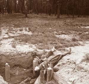 Lichaam van dode soldaat, Argonne, Noord-Frankrijk, ca. 1914-ca. 1918 door Unbekannt