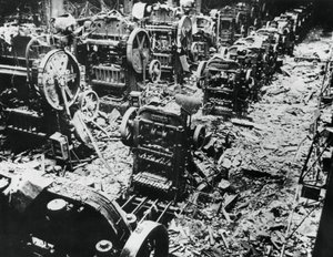 Bombeschade aan een Renault-fabriek, Sevres, Parijs, 4 april 1943