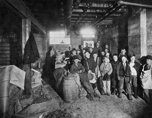 Jongens die kranten verzamelen om te verkopen, Verenigde Staten, ca. 1919