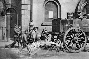 Jongens volgen de waterwagen van de Poplar Borough Council, Londen, 1926-1927 door Unbekannt