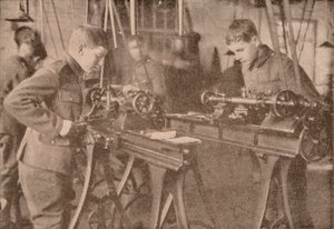 Jongens van Bradfield College maken schelpdelen, Berkshire, ca. 1916-1928 door Unbekannt