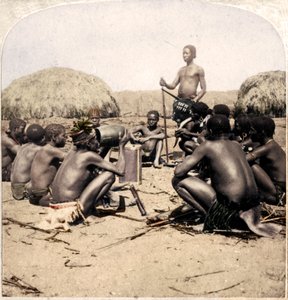 Dapperen van een Zulu-dorp houden een raad, nabij de Umlaloose-rivier, Zululand, Zuid-Afrika, 1901 door Unbekannt