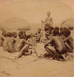Dappere mannen van een Zulu-dorp houden een raad, nabij de Umlaloose-rivier, Zululand, Zuid-Afrika
