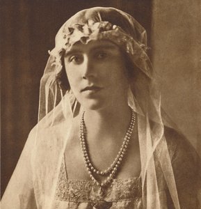 Bruidsmeisje op de bruiloft van Prinses Mary en Burggraaf Lascelles, 1922, 1937