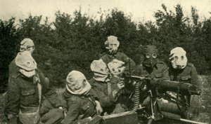 Britse Machinegeweer Sectie met gasmaskers, Eerste Wereldoorlog, 1914-1918, ca. 1920 door Unbekannt