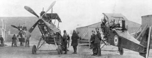 Britse Royal Flying Corps vliegtuigen in reparatie, ca. 1916 door Unbekannt