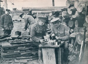 Britse ingenieurs met de Expeditionary Force maken handgranaten van tabaksblikken, c1914
