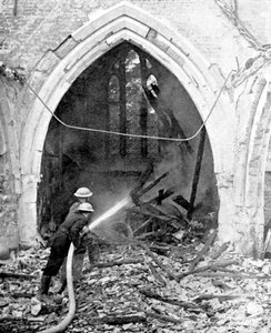 Britse brandweerlieden blussen een gebombardeerde kerk, Tweede Wereldoorlog, juni 1940