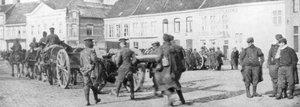 Britse paardgetrokken artillerie in een Belgisch dorp, augustus 1914 door Unbekannt
