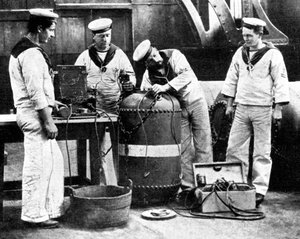 Britse matrozen bedraden een mijn, Eerste Wereldoorlog, 1914 door Unbekannt