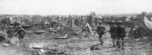 Britse soldaten verkennen de ruïnes van Albert, Somme, Frankrijk door Unbekannt