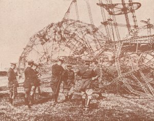 Britse stafofficieren onderzoeken het wrak van een neergehaalde Zeppelin in Engeland, c1917 door Unbekannt