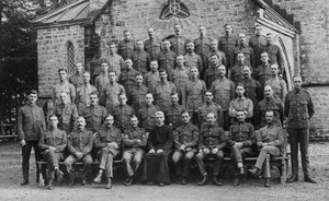 Britse troepen buiten de garnizoenskerk, Chakrata, 1917