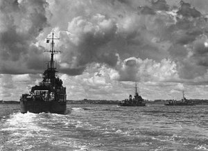 Britse oorlogsschepen die de haven van Sydney binnenvaren, Australië, 1945