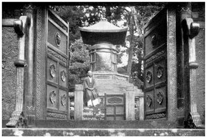 Bronzen poort en graf, Shiba Park, Tokio, Japan, 1904