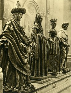 Bronzen beelden in de Hofkirche, Innsbruck, Tirol, Oostenrijk, c1935 door Unbekannt