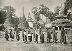 Birmese Phoongyies die Aalmoezen Verzamelen, 1900